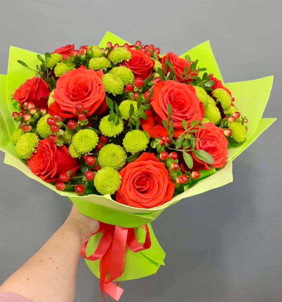 Букет цветов из: Хризантемы и Розы в Звёздном Городке