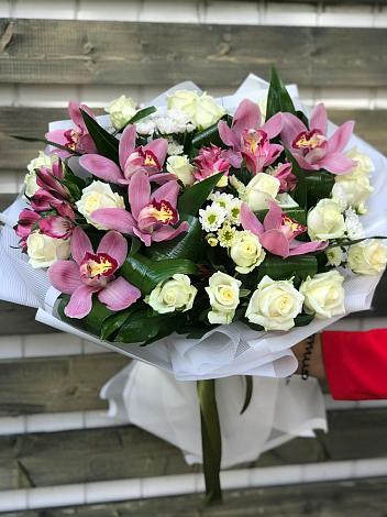 Букет цветов из: Розы и Хризантемы в Звёздном Городке