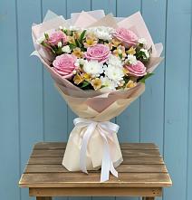 Букет цветов из:  Гвоздики, Орхидеи и Розы в Звёздном Городке