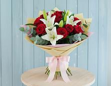 Букет цветов из:  Лилии и Розы в Звёздном Городке