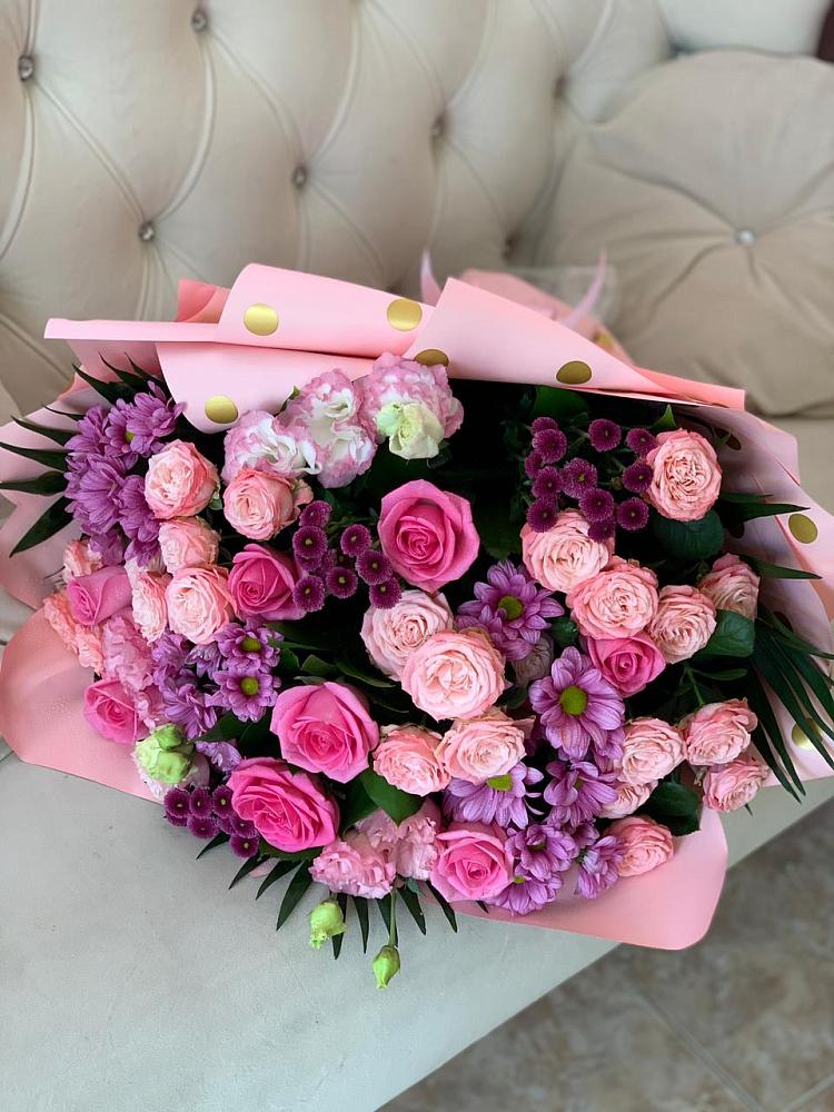 Букет цветов из: Хризантемы, Розы и Лизиантусы в Звёздном Городке