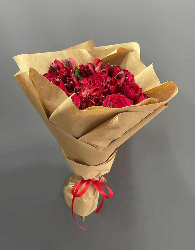 Букет цветов из: Альстромерии и Розы в Звёздном Городке