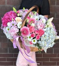 Цветочная композиция из Розы, Хризантемы, Пионы и Лизиантусы в корзине в Звёздном Городке