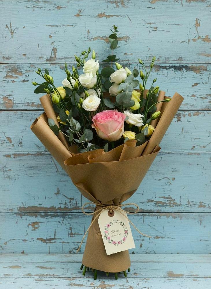 Букет цветов из: Розы и Лизиантусы в Звёздном Городке