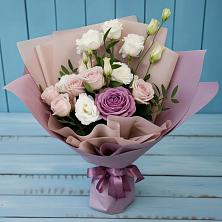 Букет цветов из:  Розы и Лизиантусы в Звёздном Городке