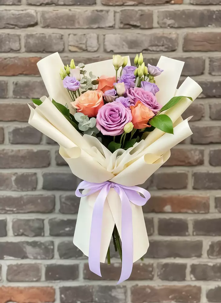 Букет цветов из: Лизиантусы и Розы в Звёздном Городке