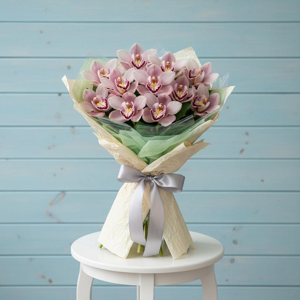 Букет цветов из: Орхидеи и Розы в Звёздном Городке