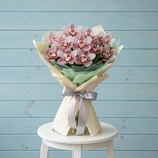 Букет цветов из:  Орхидеи и Розы в Звёздном Городке