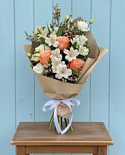 Букет цветов из:  Альстромерии, Лизиантусы, Розы и Хризантемы в Звёздном Городке