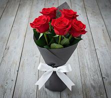Букет 5 Красных роз Эдлесс Лав в Звёздном Городке