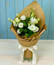 Букет цветов из:  Хризантемы и Лизиантусы в Звёздном Городке