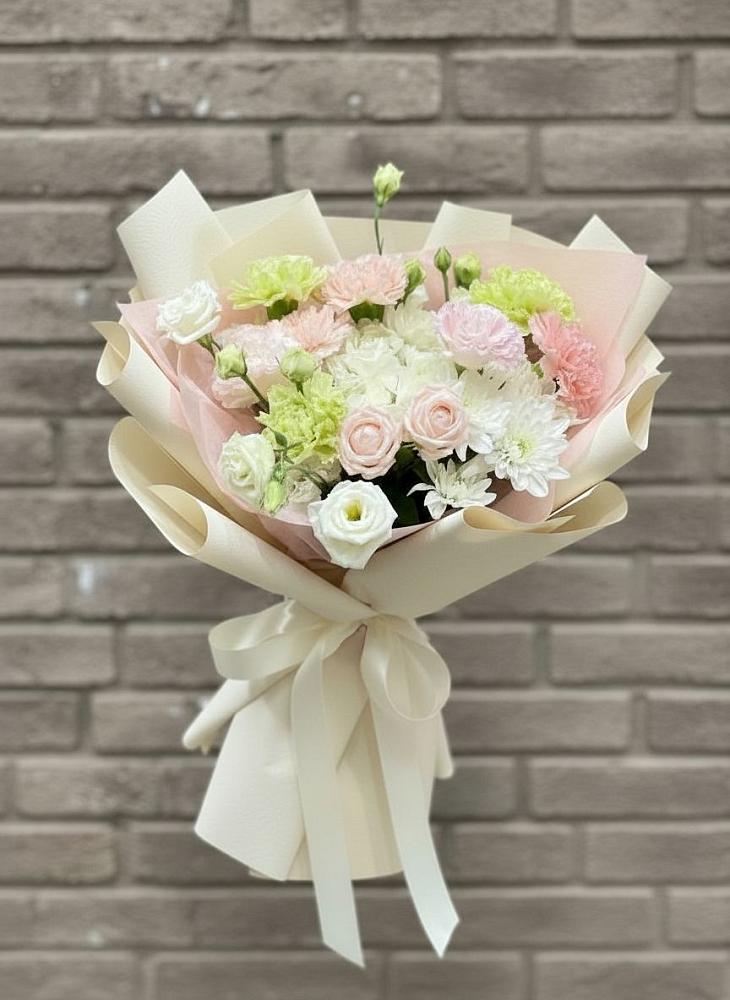 Букет цветов из: Гвоздики, Розы, Лизиантусы и Хризантемы в Звёздном Городке