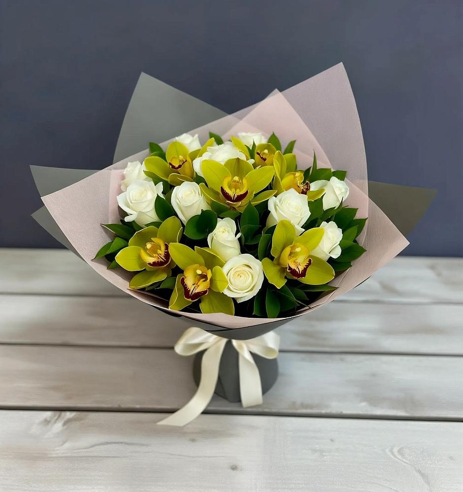 Букет цветов из: Орхидеи и Розы в Звёздном Городке