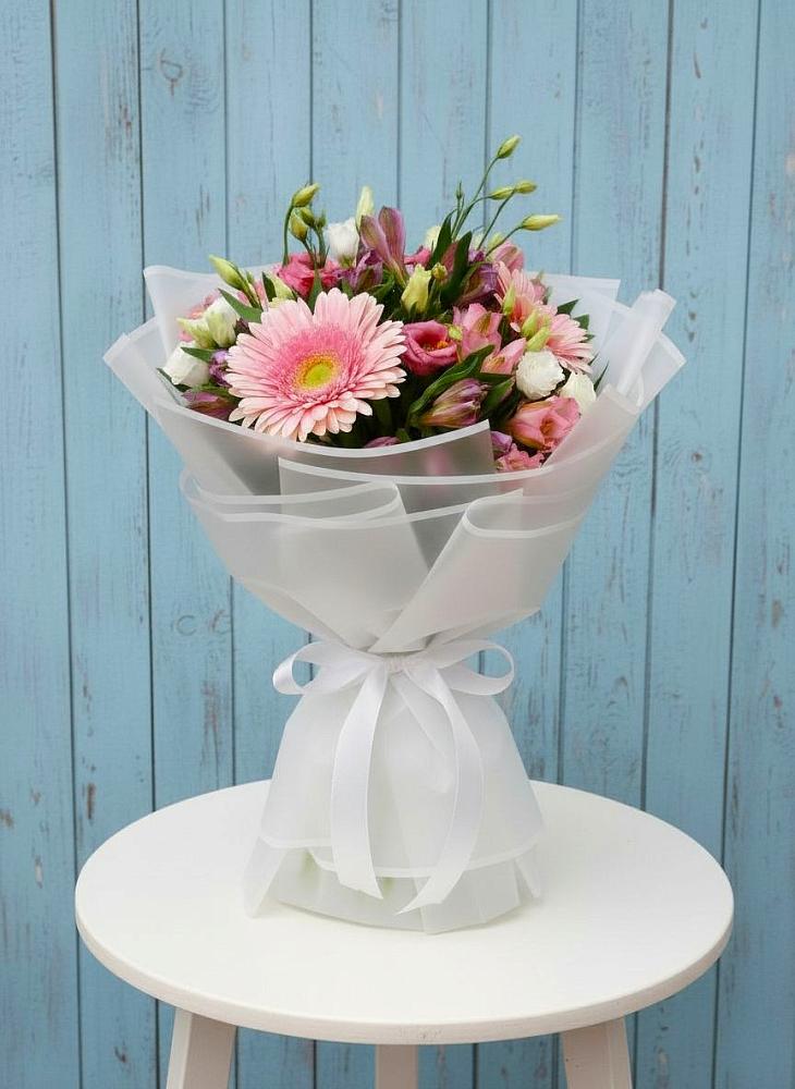 Букет цветов из: Герберы, Альстромерии и Лизиантусы в Звёздном Городке