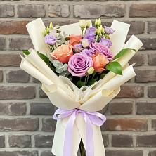 Букет цветов из:  Лизиантусы и Розы в Звёздном Городке