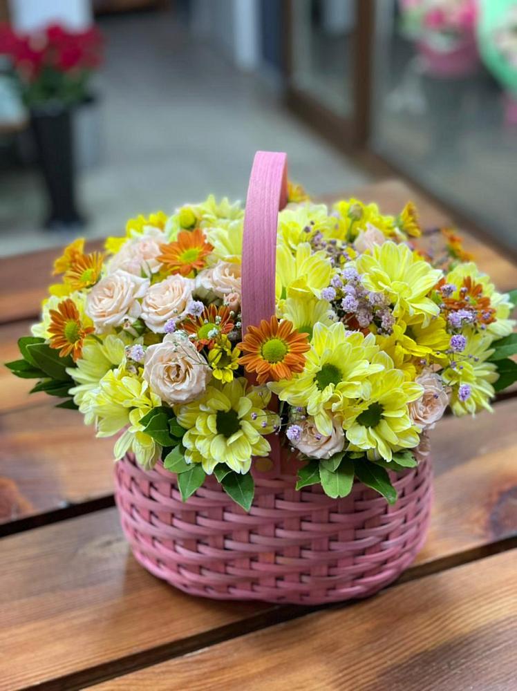 Цветочная композиция из Хризантемы и Розы в корзине в Звёздном Городке