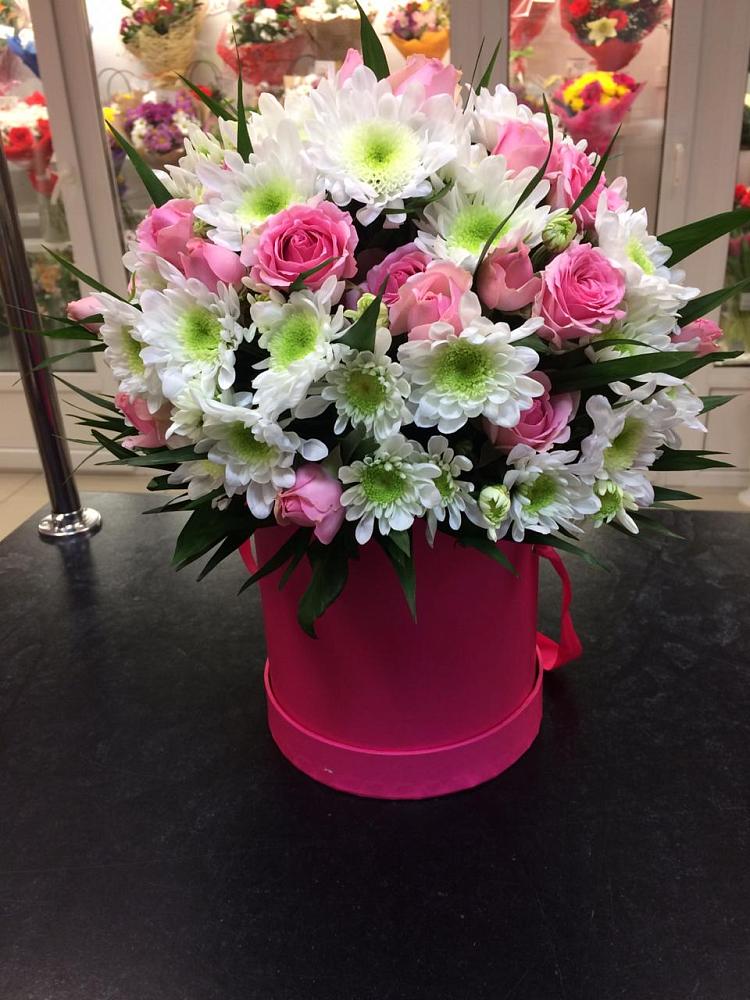 Цветочная композиция из Розы и Хризантемы в шляпной коробке в Звёздном Городке