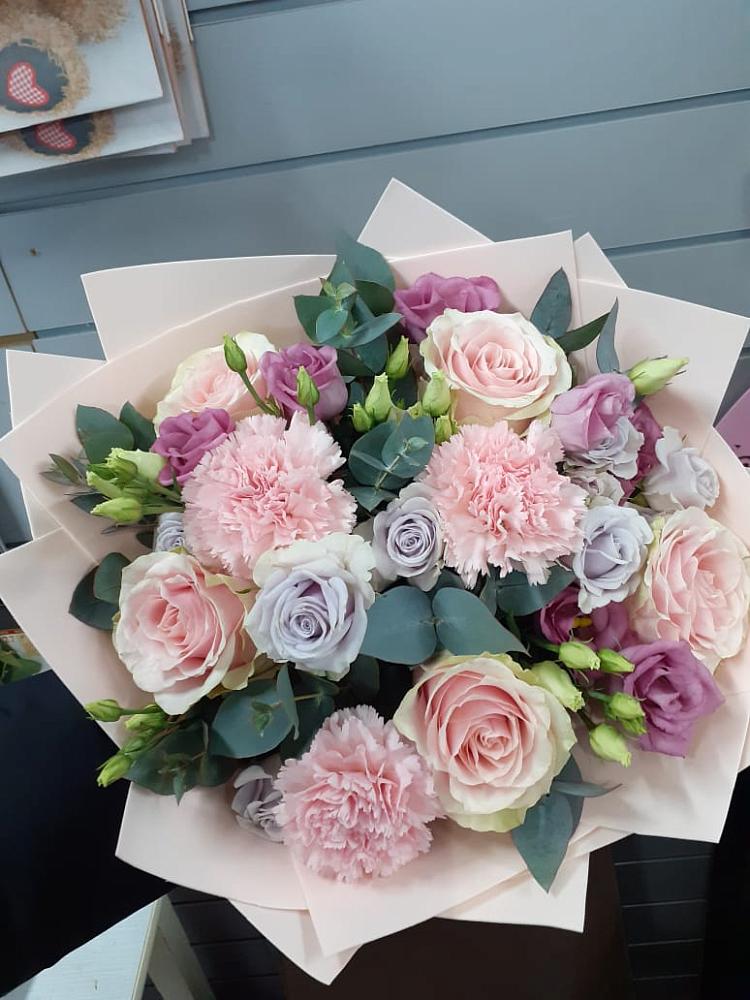 Букет цветов из: Розы, Гвоздики и Лизиантусы в Звёздном Городке