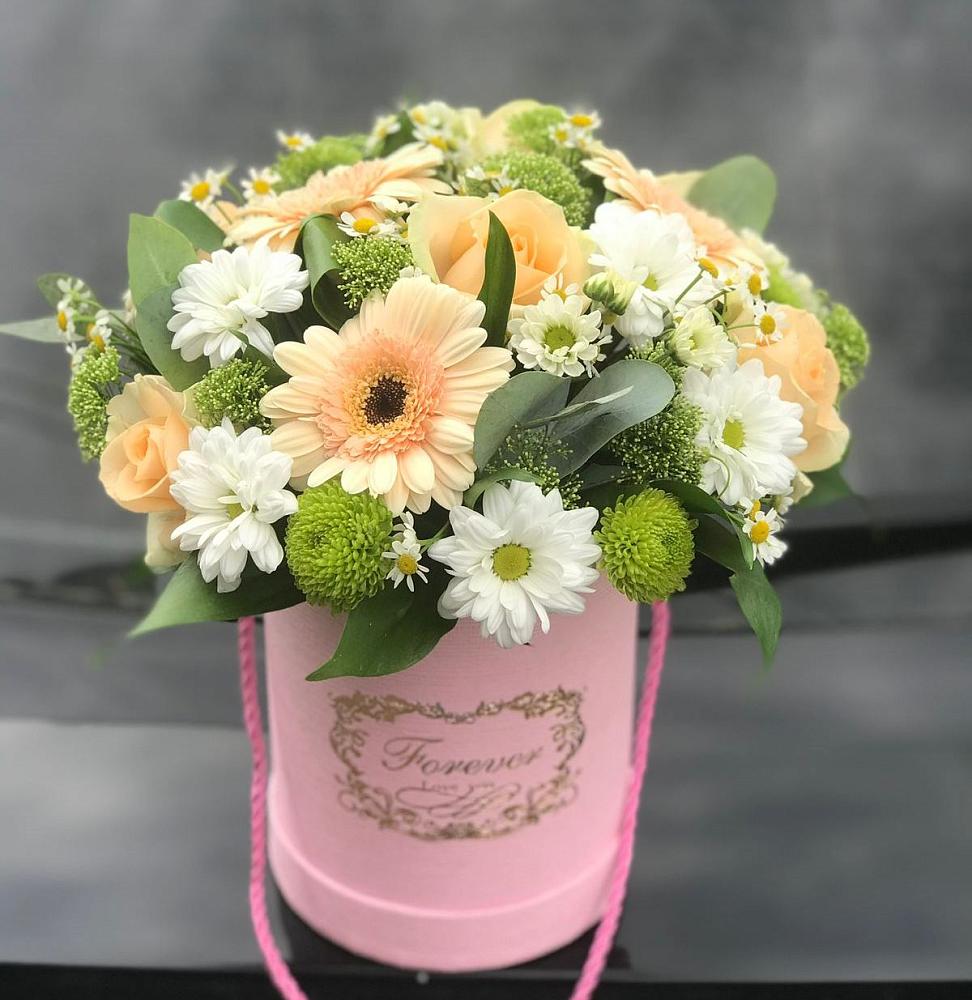 Цветочная композиция из Розы, Герберы и Хризантемы в шляпной коробке в Звёздном Городке