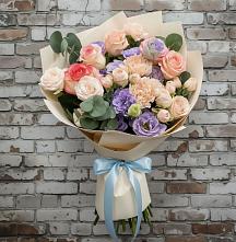 Букет цветов из:  Розы, Лизиантусы и Гвоздики в Звёздном Городке