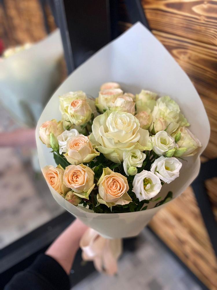 Букет цветов из: Розы и Лизиантусы в Звёздном Городке