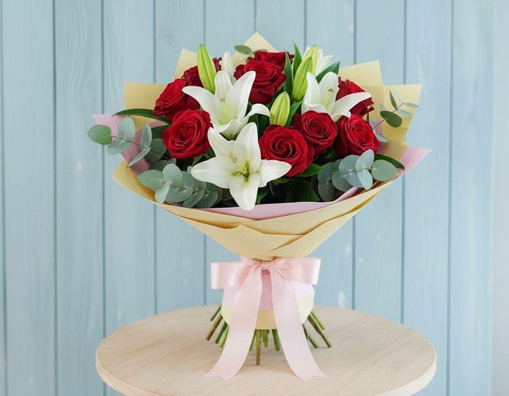 Букет цветов из: Лилии и Розы в Звёздном Городке